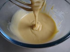 拌匀再加入剩余两个蛋黄，划Z字型拌好成细腻的蛋黄糊