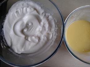 分3次加细砂糖到蛋清中，用电动打蛋器打至湿性发泡