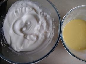 分3次加细砂糖到蛋清中，用电动打蛋器打至湿性发泡