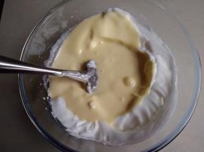 再倒回剩余的蛋白霜里，用同样的手法拌匀