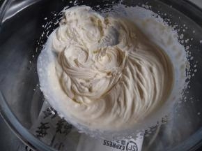 160克淡奶油加糖粉隔冰水打发至九分发