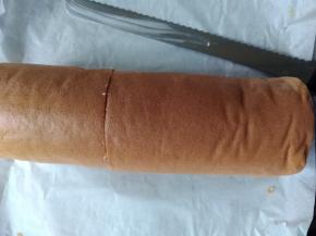 卷起，放入冰箱冷藏定型两、三个小时，然后切成一大一小两份