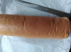 卷起，放入冰箱冷藏定型两、三个小时，然后切成一大一小两份