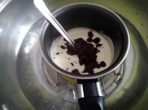 90克淡奶油隔热水加热，倒入巧克力豆，搅拌至巧克力全部溶解，成巧克力酱