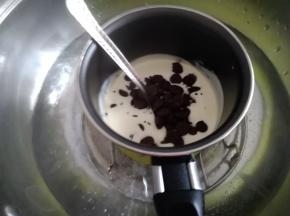 90克淡奶油隔热水加热，倒入巧克力豆，搅拌至巧克力全部溶解，成巧克力酱