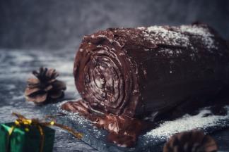 用汤匙将巧克酱抹在蛋糕卷上，用叉子画出年轮。竖摆还是横着摆，随你喜欢哟