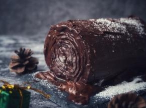 用汤匙将巧克酱抹在蛋糕卷上，用叉子画出年轮。竖摆还是横着摆，随你喜欢哟