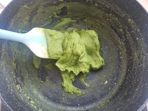 边加热边搅拌，将抹茶卡仕达酱熬至浓稠状，之后关火继续搅拌
