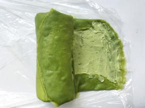 之后从铺的第一张面皮开始卷起，将抹茶卷卷起来
