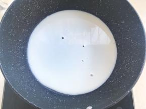 牛奶小火加热，将牛奶煮开
