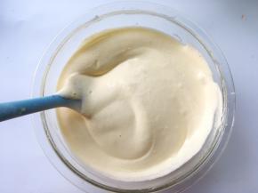 之后将面糊倒回至蛋白霜内，继续翻拌均匀
