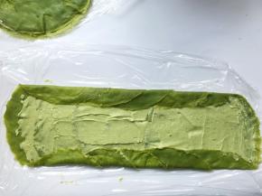 将两侧面皮多余的圆角部分先中间折一下