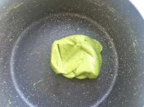 搅拌好的面糊顺滑，降至手温盖保鲜膜冷藏
