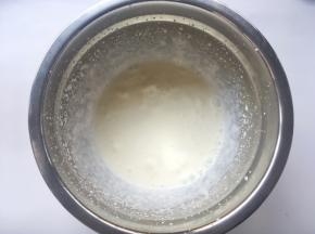 淡奶油加糖粉打发至浓稠些
