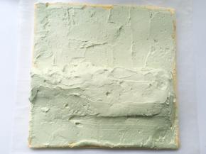 蛋糕卷全部凉透后，冰箱取出冷藏的奶油，抹在蛋糕卷上，中间部分奶油多一些
