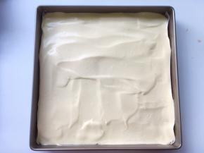 之后将面糊表面刮平正，入烤箱烤15分钟，表面微微上色即可
