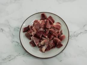 牛肉洗干净，在用水浸泡十分钟，然后切成小块