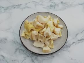 笋尖切成块，然后用水洗一下