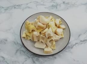 笋尖切成块，然后用水洗一下