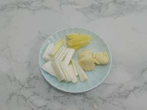 葱和姜切成小条，蒜用刀拍一下