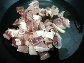 锅里加入适量的水，在把姜和花椒放入，然后把牛肉块放入锅中焯水去除血水