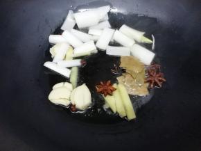 锅里加入适量的油烧热，然后把葱，姜，蒜，花椒，大料和香叶放入锅中炒出蒜香味