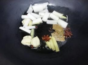 锅里加入适量的油烧热，然后把葱，姜，蒜，花椒，大料和香叶放入锅中炒出蒜香味