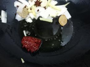 然后把炒好的蒜葱放在一边，在把辣味豆瓣酱放入锅中炒出红油