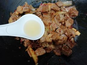  在加入料酒翻炒片刻