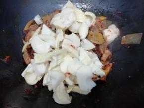 在加入笋尖炒均匀