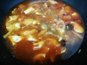 然后放入没过食材一指的水，大火烧开，在转中火煮到肉熟，转大火收汁，关火出锅