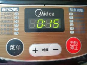 选择面包机的“自动和面”程序15分钟。