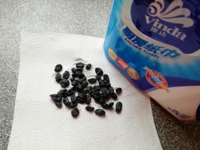 黑加仑葡萄干冲洗一下，用厨房用纸吸干水分备用。
