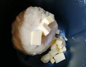 15分钟和面程序结束以后，加入黄油和盐，继续选择面包机的“自动和面”程序20分钟。