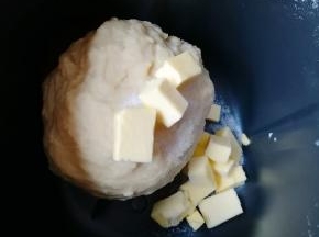 15分钟和面程序结束以后，加入黄油和盐，继续选择面包机的“自动和面”程序20分钟。