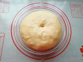  面包面团发酵的很好。