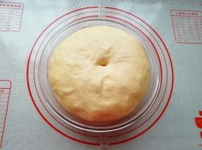  面包面团发酵的很好。
