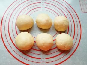 发酵好的面团轻拍排气以后分成六份，盖上保鲜膜松弛15分钟左右。