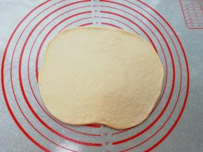 取一份小面团擀开。