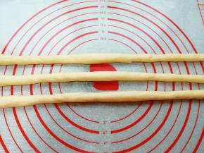 先取三份面团，搓成60-70厘米的长条状。