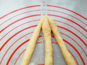 将三根长面条的顶部捏紧。