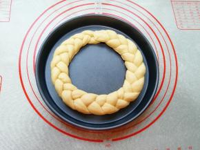 头尾捏紧放在烤盘里(我用的是8寸披萨盘)。