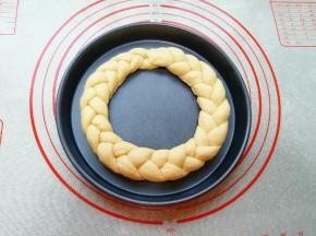 头尾捏紧放在烤盘里(我用的是8寸披萨盘)。