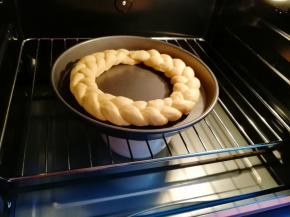 烤箱调至“发酵”功能，放一碗热水，放入花环面包生胚发酵20分钟。