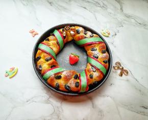 撒点糖粉用丝带装饰一下。