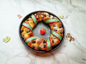 撒点糖粉用丝带装饰一下。