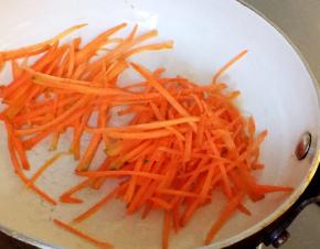 胡萝卜入油锅炒熟备用