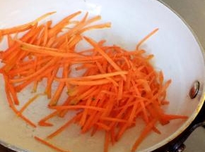 胡萝卜入油锅炒熟备用