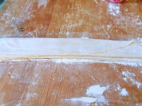 折扇子样折起，中间用面粉防粘