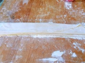 折扇子样折起，中间用面粉防粘